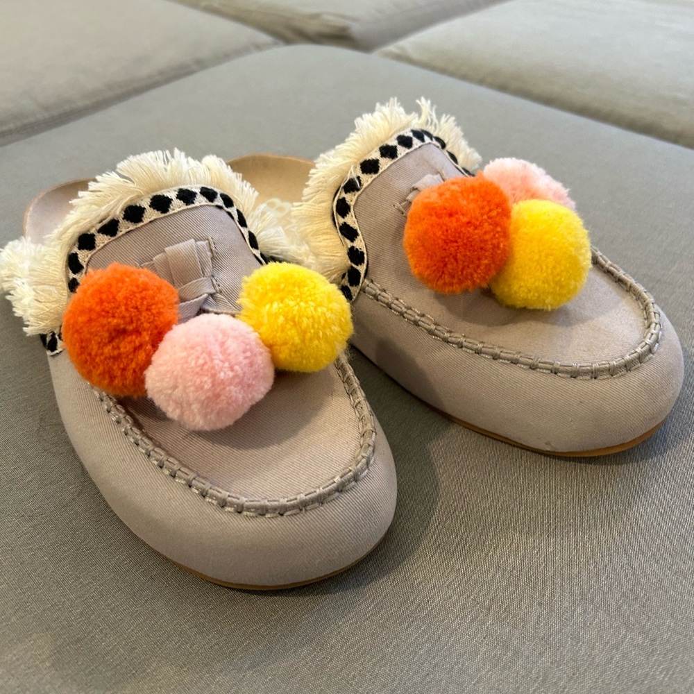 Super Cute Gianni Bini Gray Pom Pom Mules Slides Shoes EUC Size 8 Super Comfy